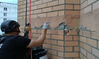 Обследование фасада здания в Отрадном в октябре